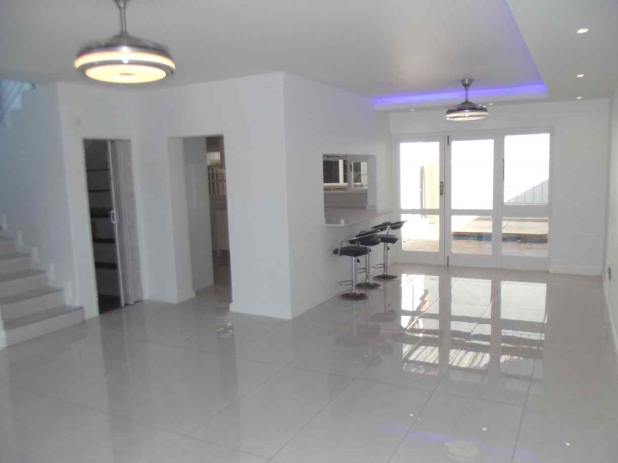 3 Bedroom Property for Sale in Bloubergrant Western Cape